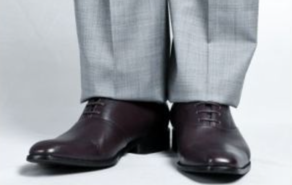 bainha calça à mão