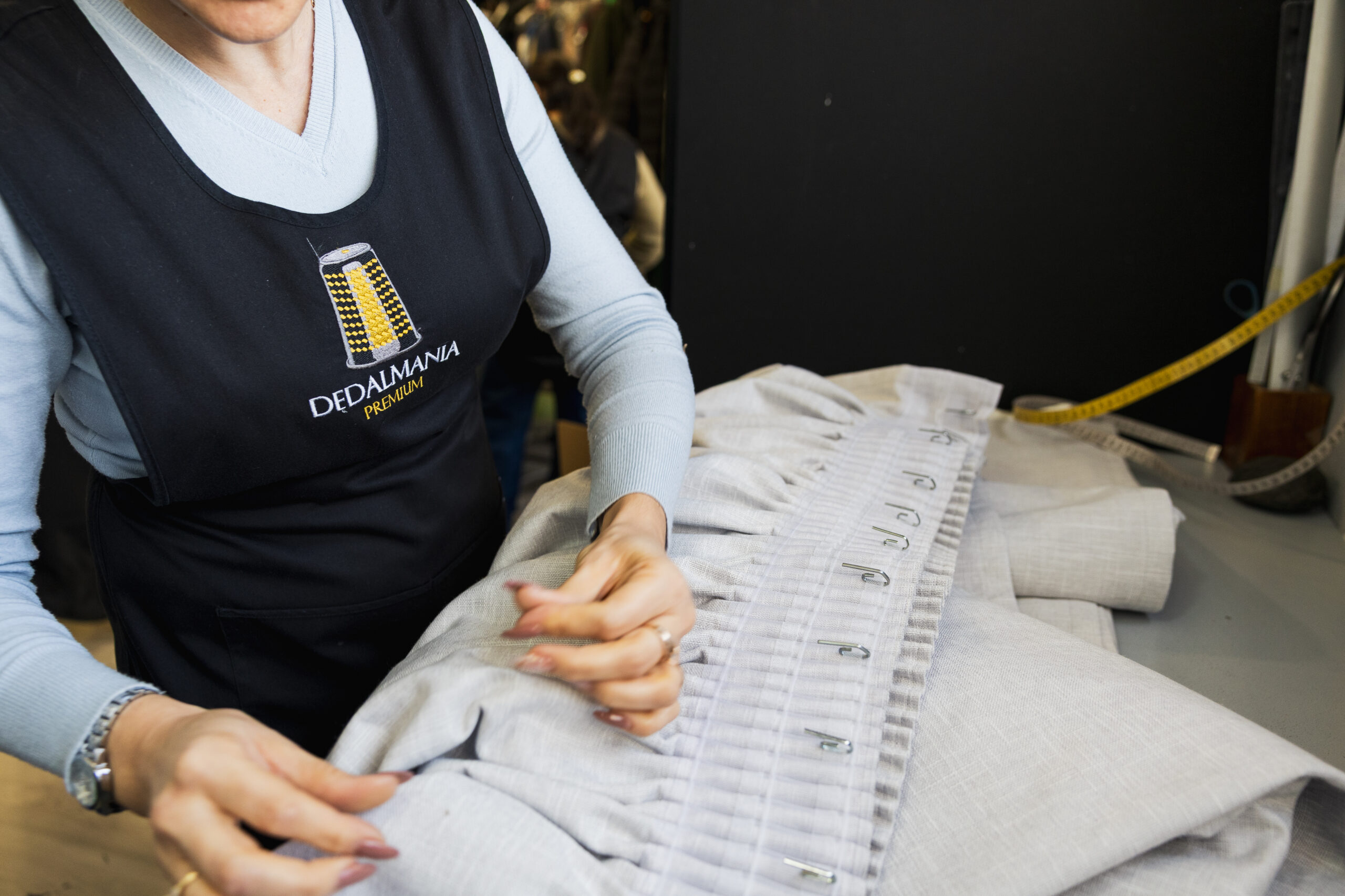 confecção e arranjos de costura em cortinados